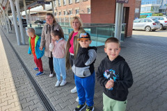 Třída na vlakovém nádraží při sledování provozu.