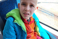 Chlapec při jízdě tramvají.