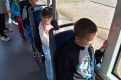 Žáci při jízdě tramvají.