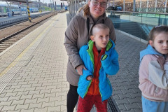 Třída na vlakovém nádraží při sledování provozu.