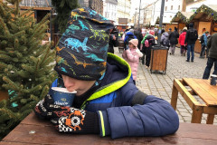 Chlapec pije dětský punč.