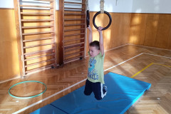 Chlapec na kruzích.