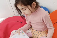 Dívka si prohlíží vysvědčení.