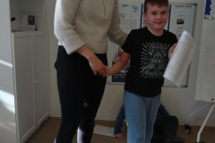 Chlapec s vysvědčením.