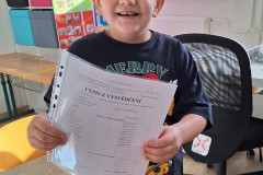 Chlapec s vysvědčením.