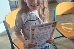 Dívka si prohlíží vysvědčení.