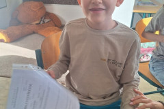 Chlapec s vysvědčením.