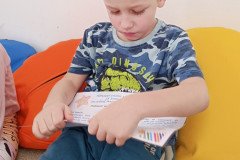 Chlapec si prohlíží vysvědčení.