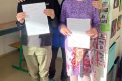 Žáci s vysvědčením.