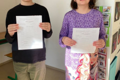 Žáci s vysvědčením.