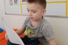 Chlapec si prohlíží vysvědčení.