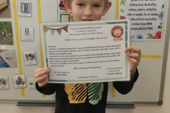 Chlapec s vysvědčením.