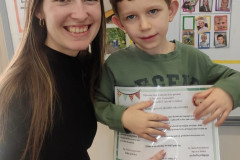 Chlapec s paní učitelkou s vysvědčením.