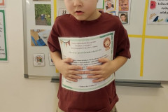 Chlapec s vysvědčením.