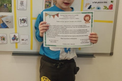 Chlapec s vysvědčením.