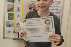 Chlapec s vysvědčením.