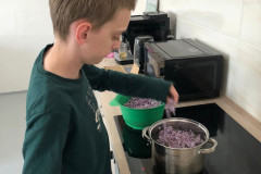 Chlapec dává šeřík do hrnce.