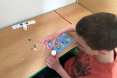 Chlapec vytváří přání pro maminku.