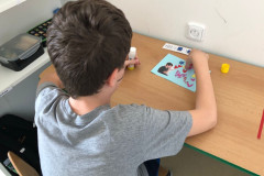 Chlapec vytváří přání pro maminku.