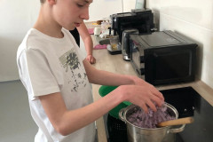 Chlapec dává šeřík do hrnce.