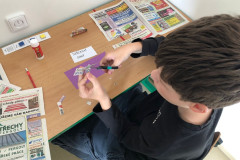 Chlapec vytváří přání pro maminku.