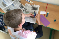 Chlapec vytváří přání pro maminku.