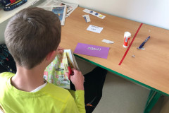 Chlapec vytváří přání pro maminku.