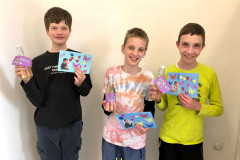 Žáci se šeříkovým sirupem a přáníčky pro maminky.