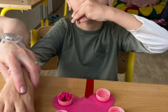 Chlapec trénuje jemnou motoriku a barvičky.