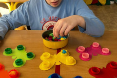 Chlapec trénuje jemnou motoriku a barvičky.