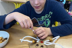 Chlapec navléká korálky.