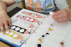 Chlapec plní úkol se zalaminovanými listy.