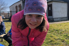 Dívka má v ruce semínka.