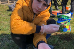 Chlapec má v ruce semínka.