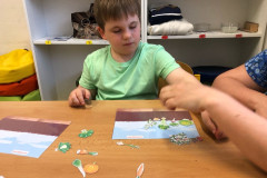 Chlapec plní úkol v lavici.