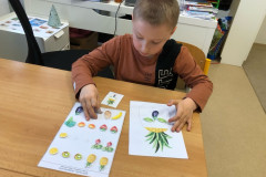 Chlapec plní úkol v lavici.