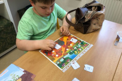 Chlapec plní úkol v lavici.