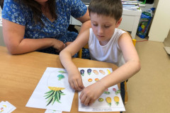 Chlapec plní úkol v lavici.