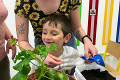 Třída přesazuje květiny.