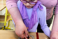 Dívka dává kvítky na výtvor.