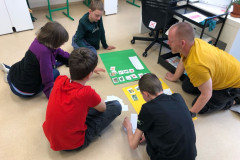 Třída pracuje na společném úkolu.