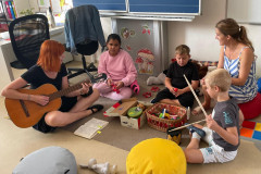 Třída u společného hraní a zpívání.