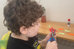 Chlapec stříhá nůžkami.