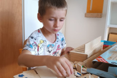 Chlapec při práci v lavici.