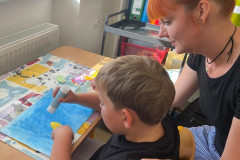 Chlapec s paní učitelkou při výtvarce.