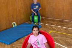 Žáci v tělocvičně.