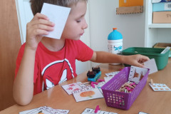 Chlapec při práci v lavic