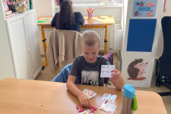 Chlapec při práci v lavic