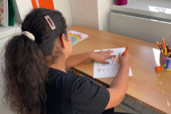 Dívka při práci v lavici.