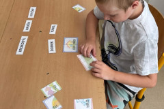 Chlapec při práci v lavic